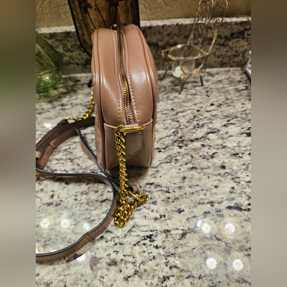 Elegant GG Tan Chevron Crossbody Bag with Gold Accents - Picture 2 of 4